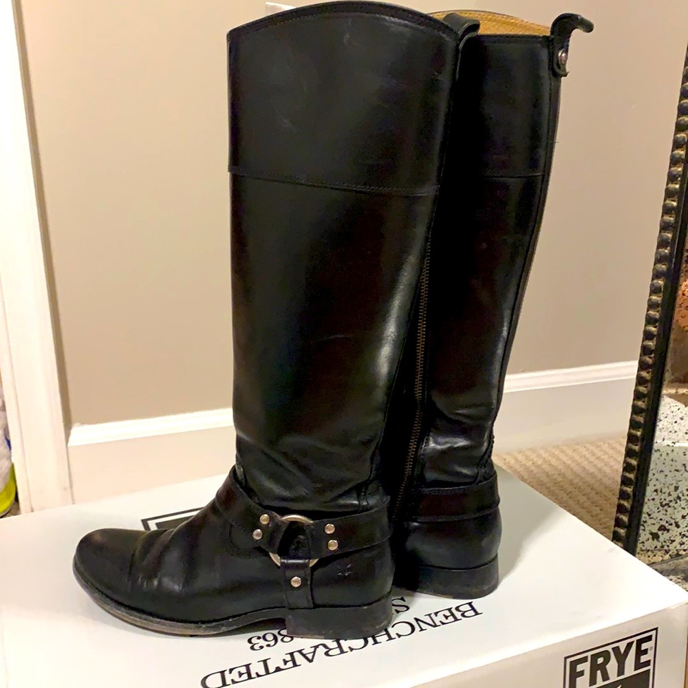Frye Melissa harness inside zip boot, size 7. Excellent condition!
